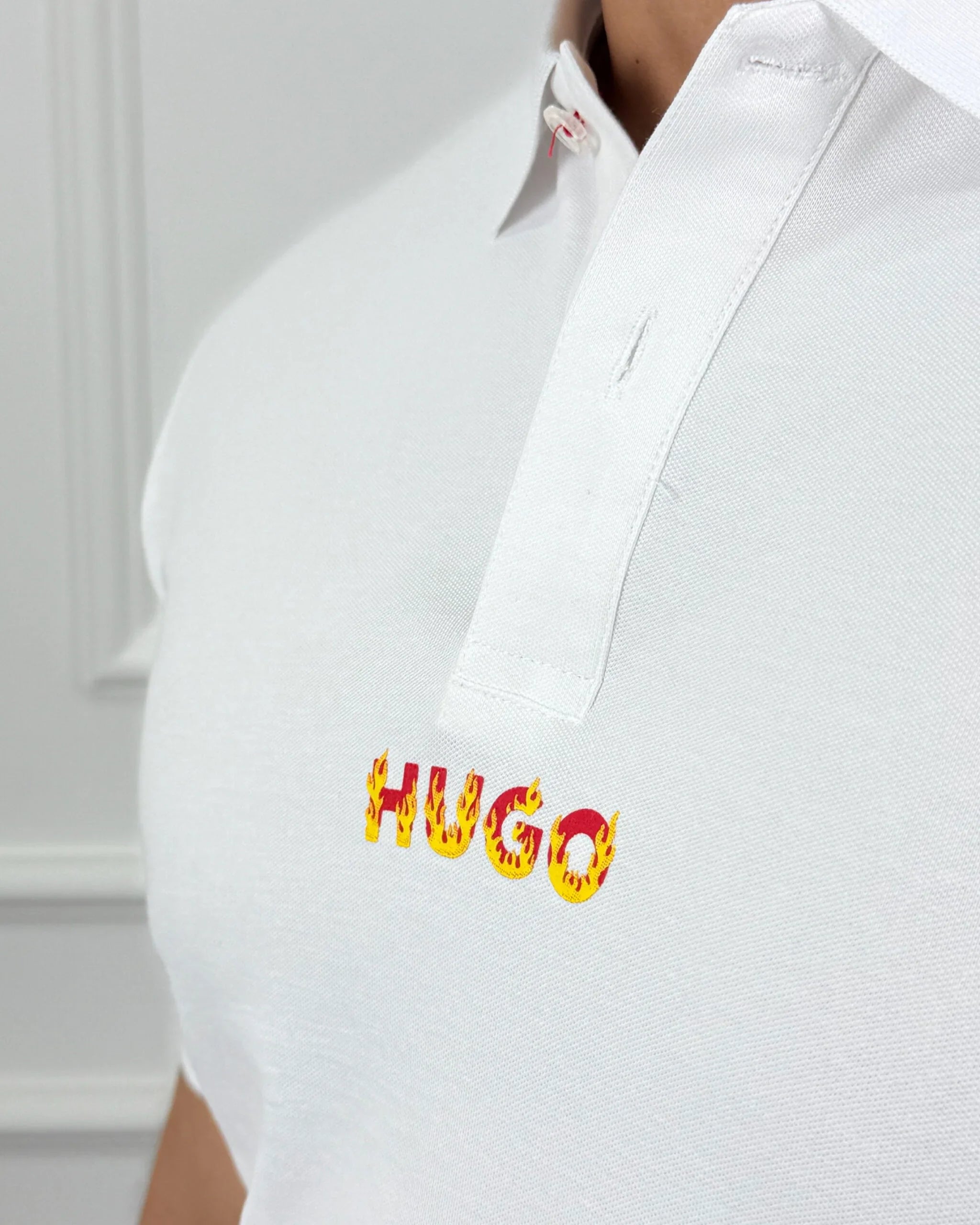 Camisa polo blanca para hombre con logo HUGO en fuego, corte moderno y tela premium