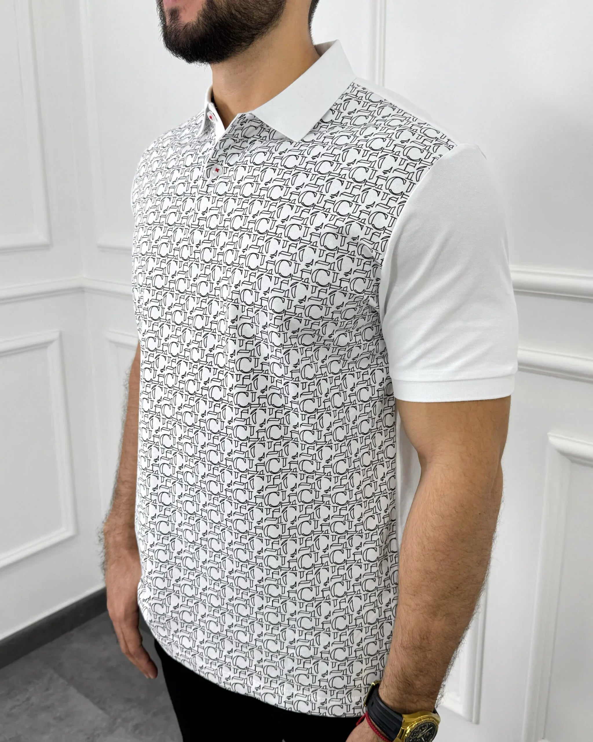 Camisa polo hombre blanco con estampado gráfico, corte moderno y tela premium para estilo urbano y elegante