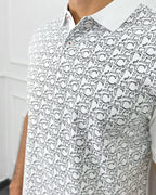 Camisa tipo polo blanca con estampado geométrico moderno para hombre, corte ajustado y botones con detalle rojo