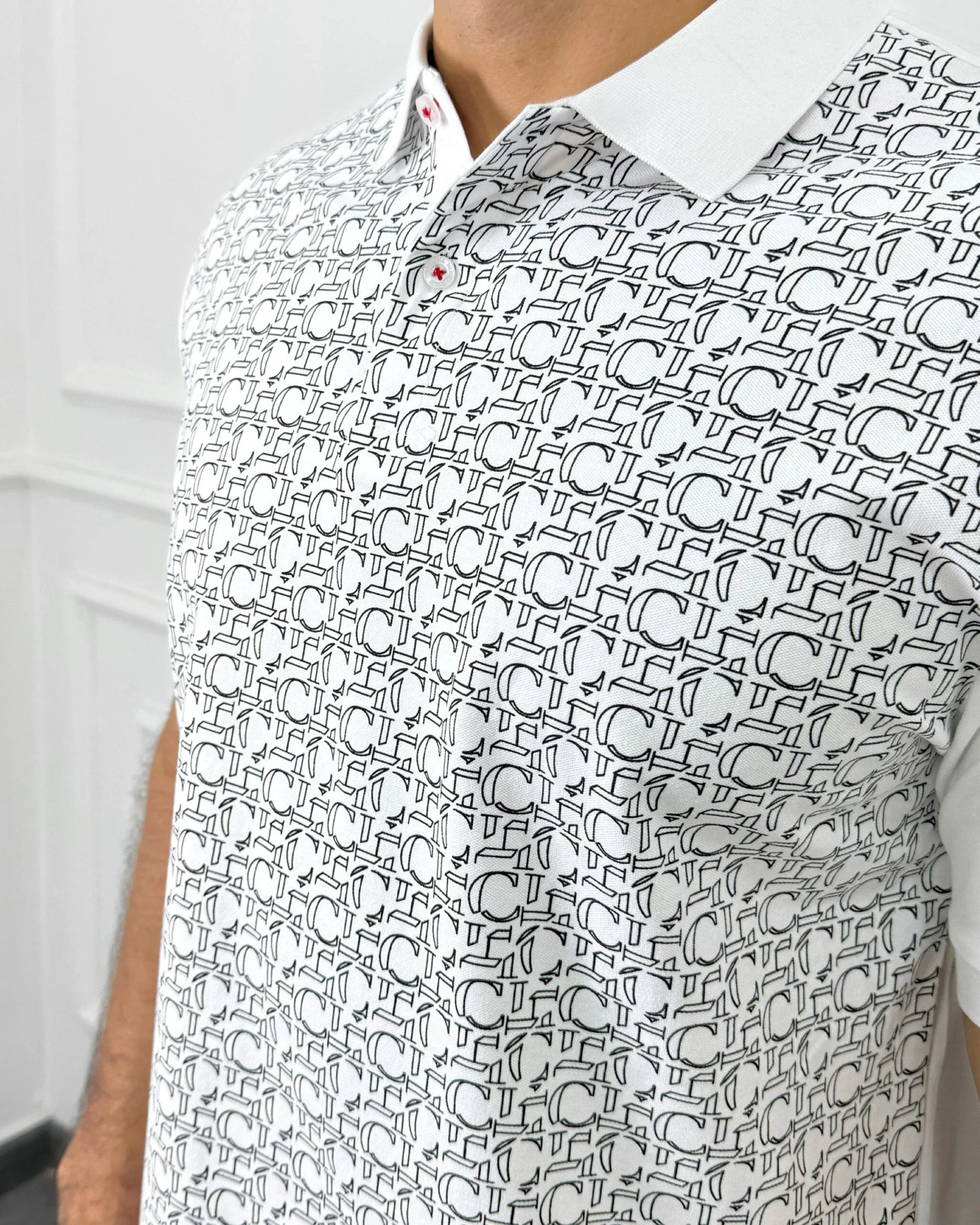 Camisa tipo polo blanca con estampado geométrico moderno para hombre, corte ajustado y botones con detalle rojo
