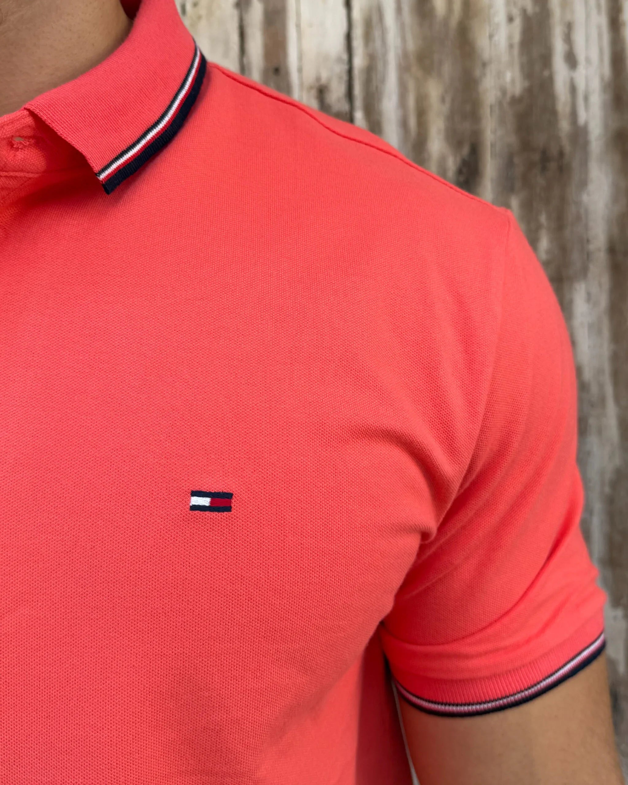 Camisa tipo polo coral para hombre con detalles en cuello y manga, estilo moderno y calidad premium