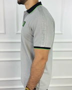 Camisa polo gris con cuello negro y detalles neón, diseño moderno para hombre