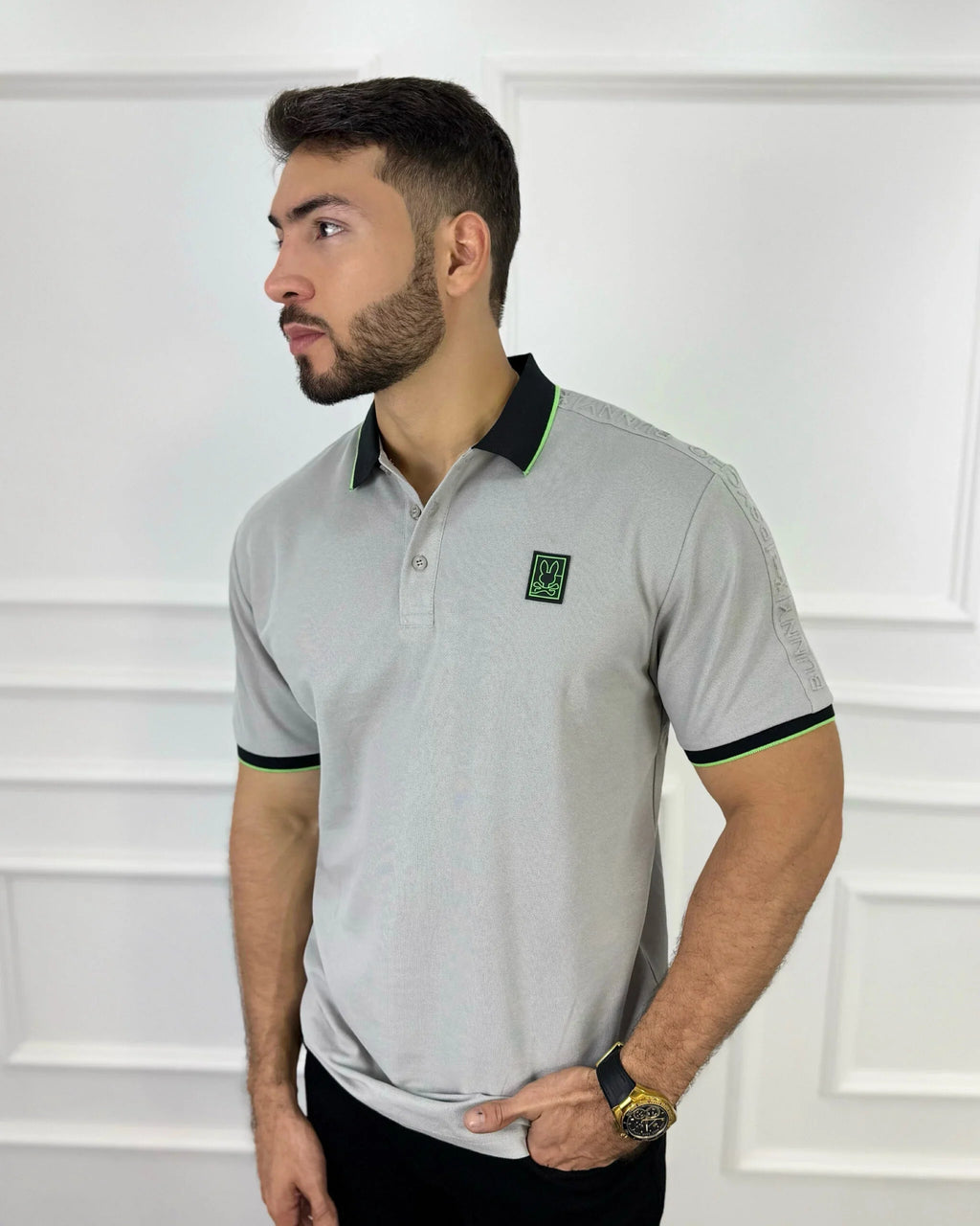 Camisa polo gris para hombre con detalles en verde neón y cuello negro, estilo moderno y premium