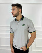 Camisa polo gris para hombre con detalles en verde neón y cuello negro, estilo moderno y premium