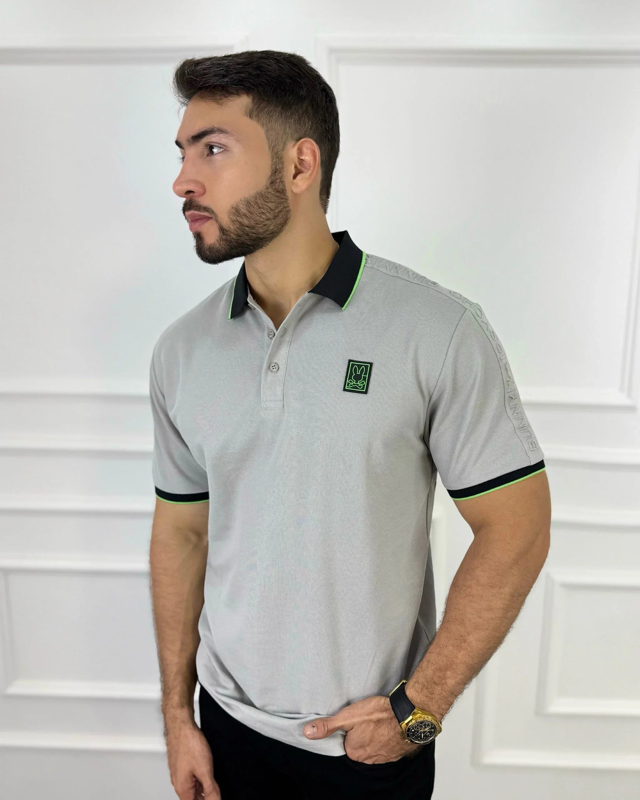 Camisa polo gris para hombre con detalles en verde neón y cuello negro, estilo moderno y premium