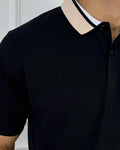 Camisa polo hombre negro con cuello beige y blanco, estilo moderno y calidad premium