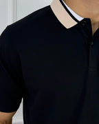 Camisa polo hombre negro con cuello beige y blanco, estilo moderno y calidad premium