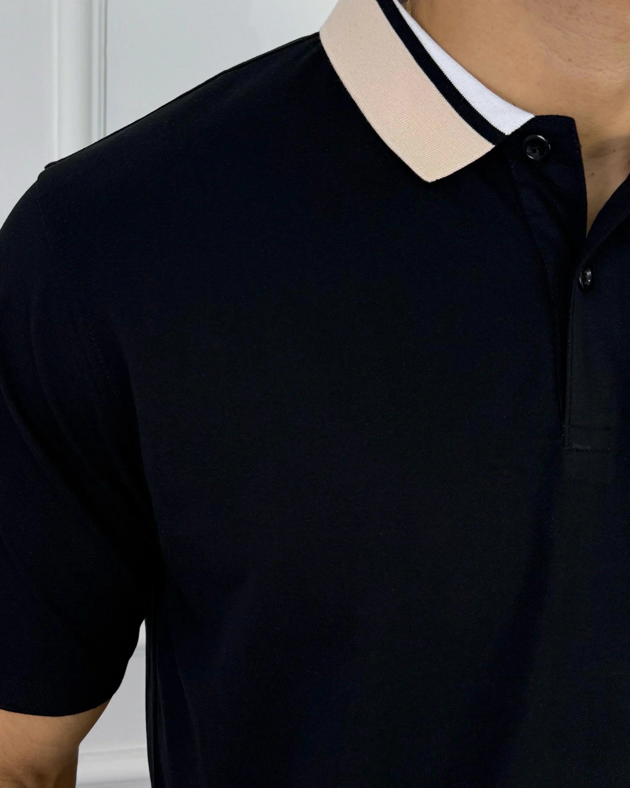 Camisa polo hombre negro con cuello beige y blanco, estilo moderno y calidad premium