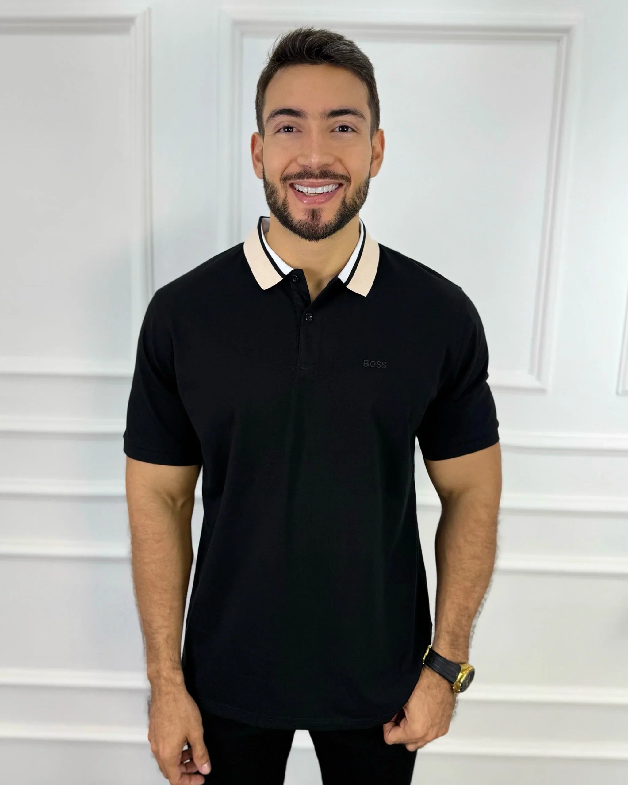 Camisa polo negra para hombre con cuello beige, estilo moderno y premium, ideal para looks elegantes y casuales.