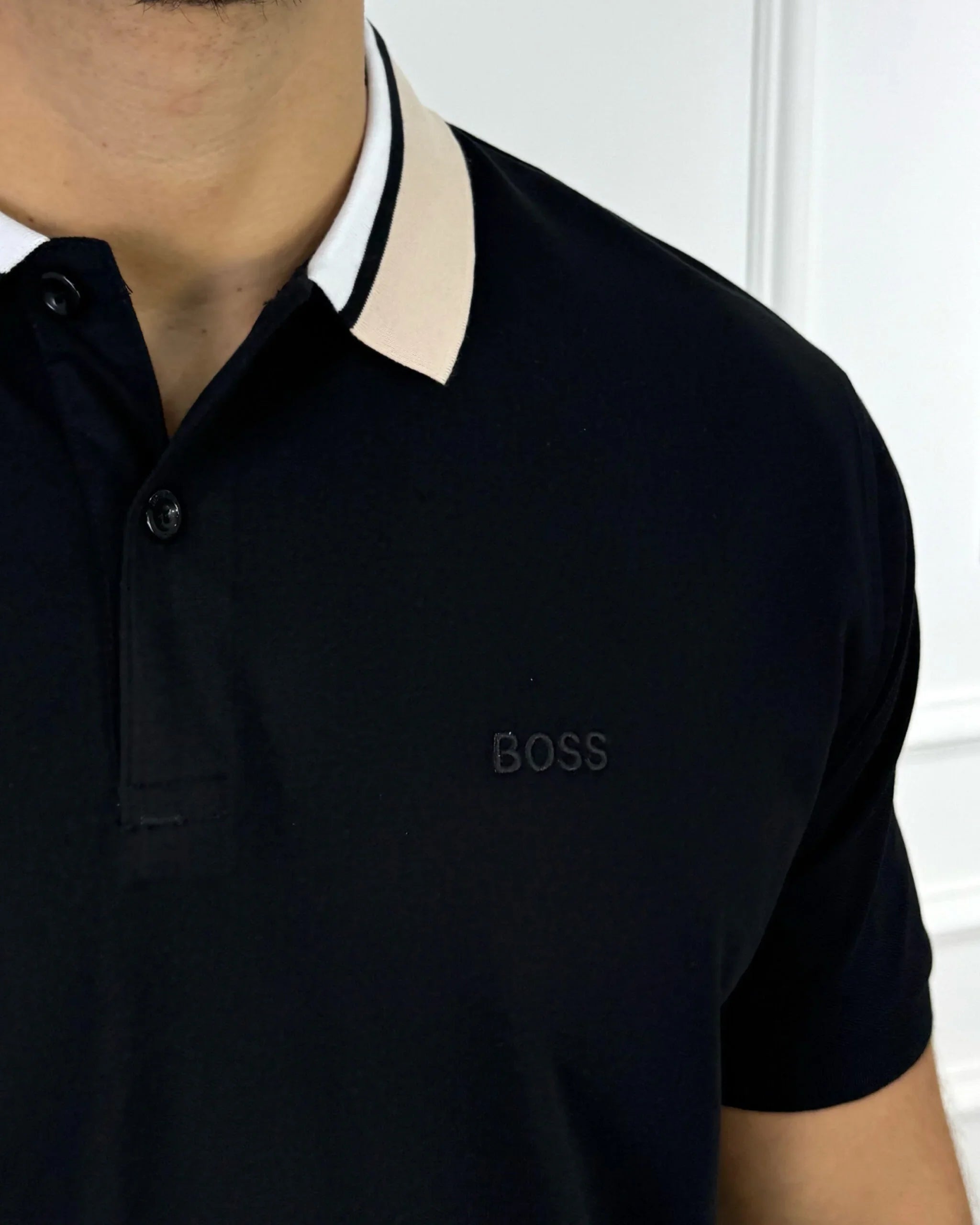 Camisa polo negra con cuello beige y logo BOSS, ropa masculina de estilo moderno y calidad premium