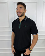 Camisa polo negra con cierre verde y detalles blancos, estilo moderno para hombre