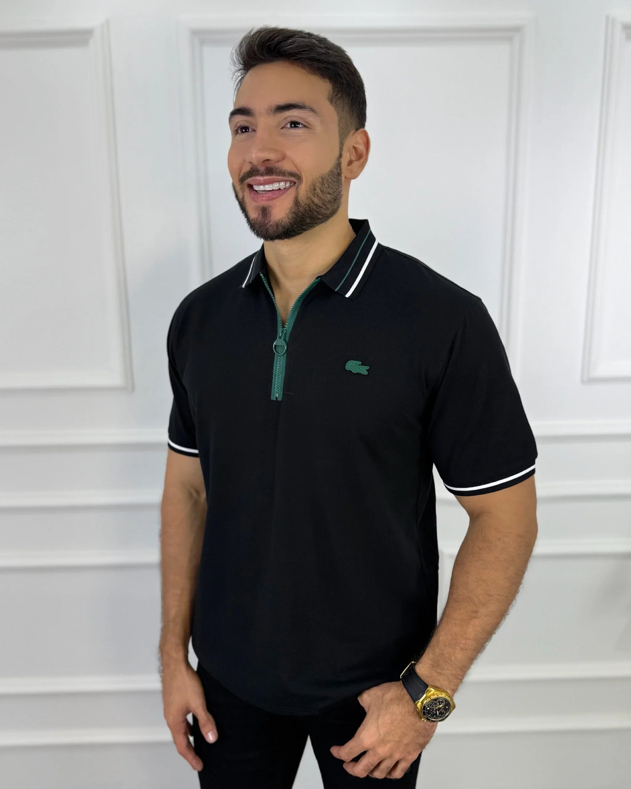Camisa polo negra con cierre verde y detalles blancos, estilo moderno para hombre