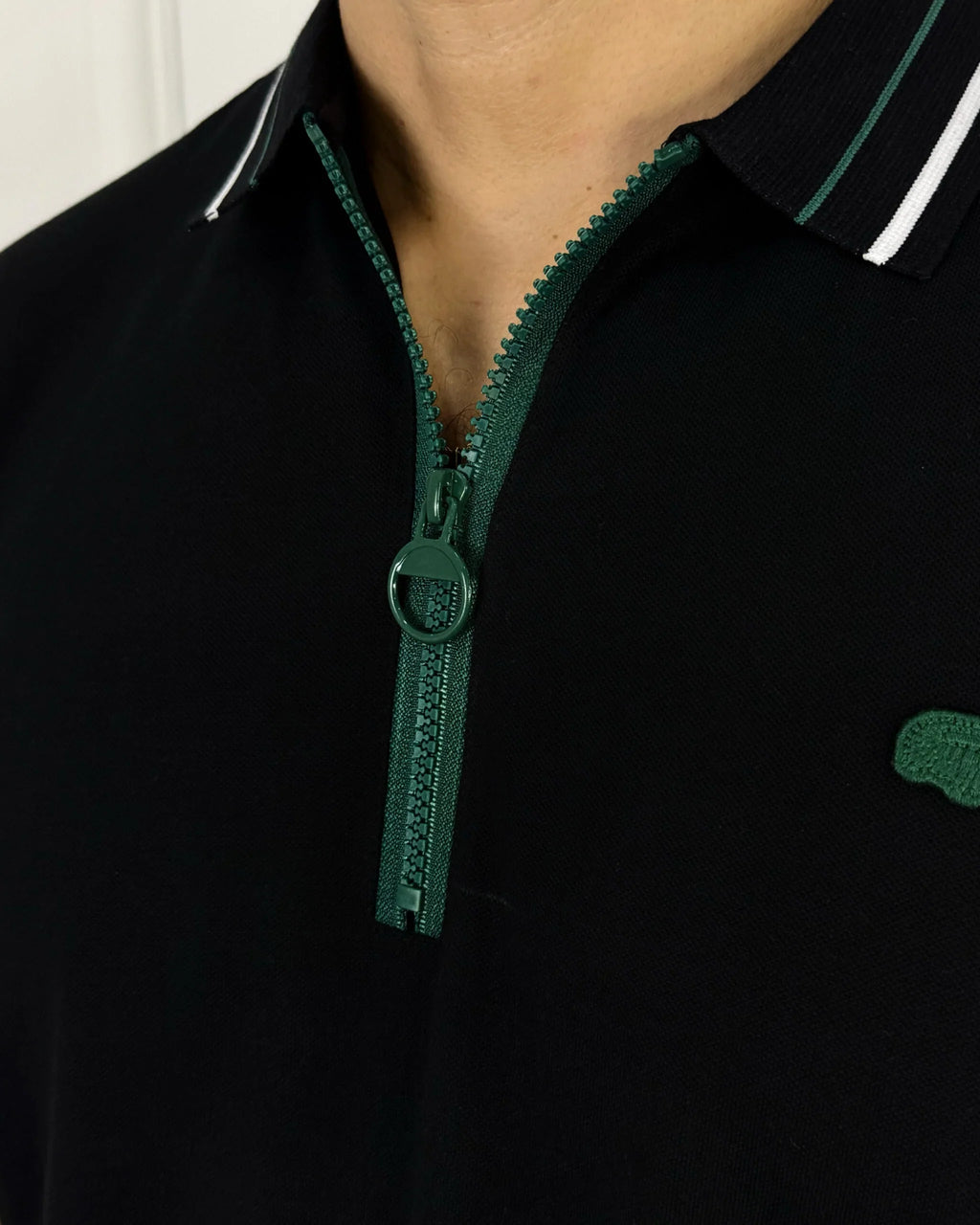 Camisa polo negra con cierre verde y detalles blancos, ropa masculina de estilo moderno y calidad premium