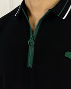 Camisa polo negra con cierre verde y detalles blancos, ropa masculina de estilo moderno y calidad premium