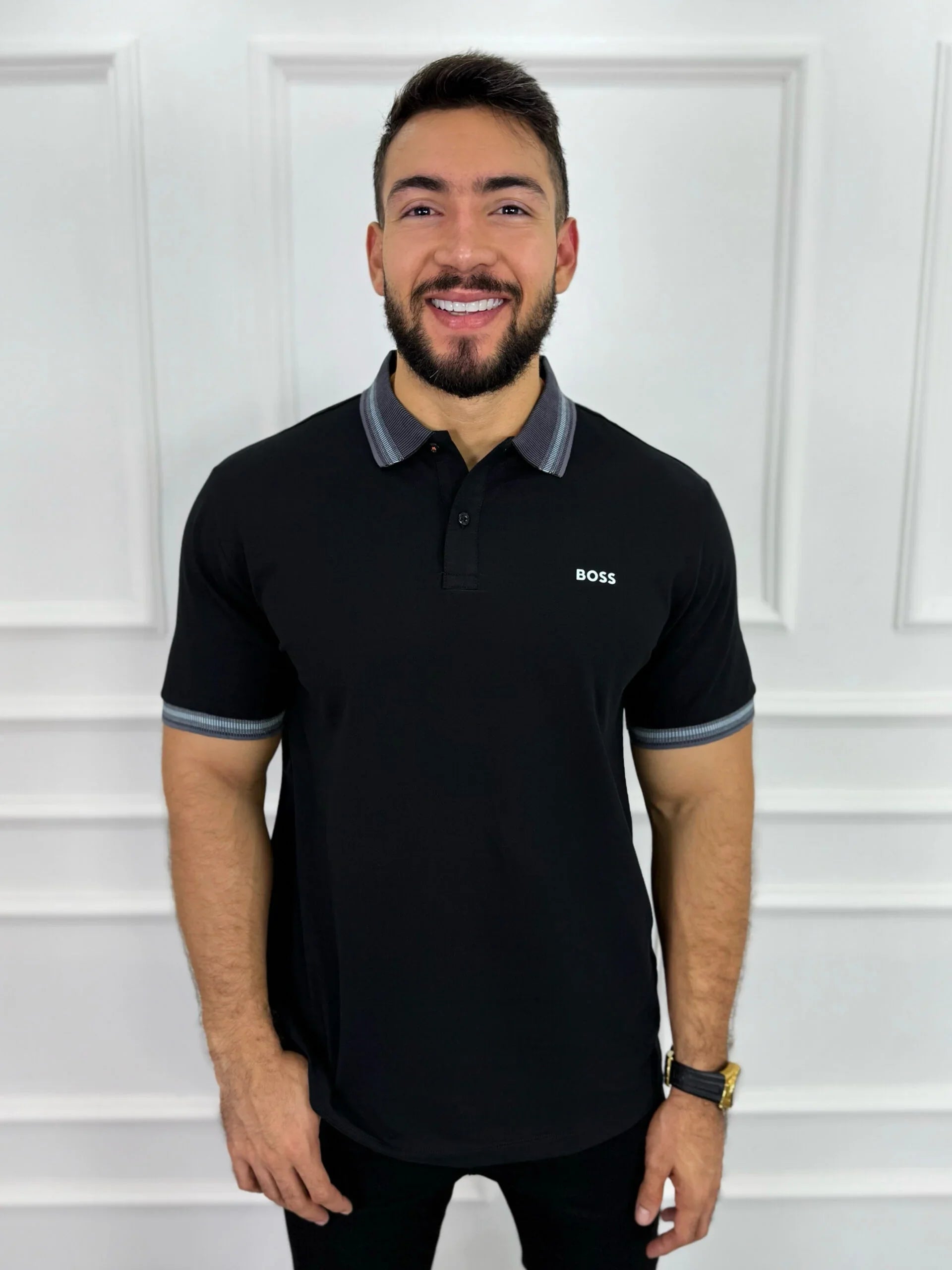 Camisa polo negra para hombre con detalles en cuello y mangas, estilo moderno y premium