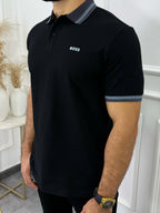 Camisa polo negra para hombre con detalles en cuello y manga, estilo moderno y premium