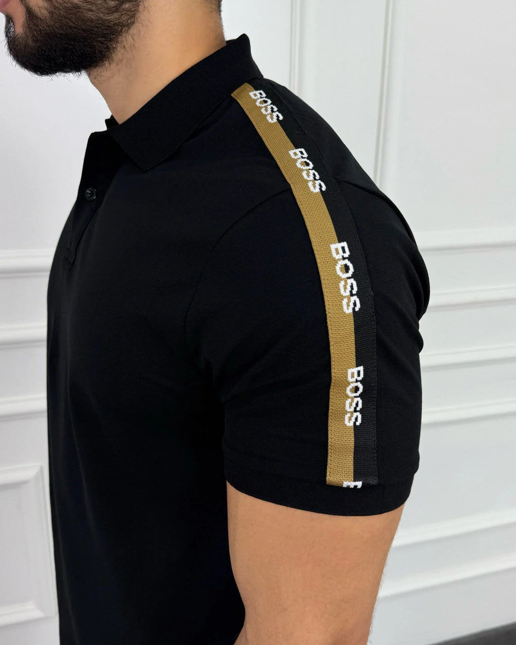Camisa polo negra para hombre con detalles BOSS en manga, estilo moderno y calidad premium