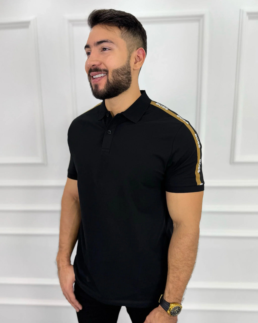 Camisa polo negra para hombre con detalles dorados, estilo moderno y calidad premium