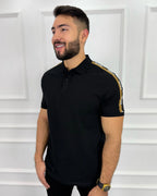 Camisa polo negra para hombre con detalles dorados, estilo moderno y calidad premium