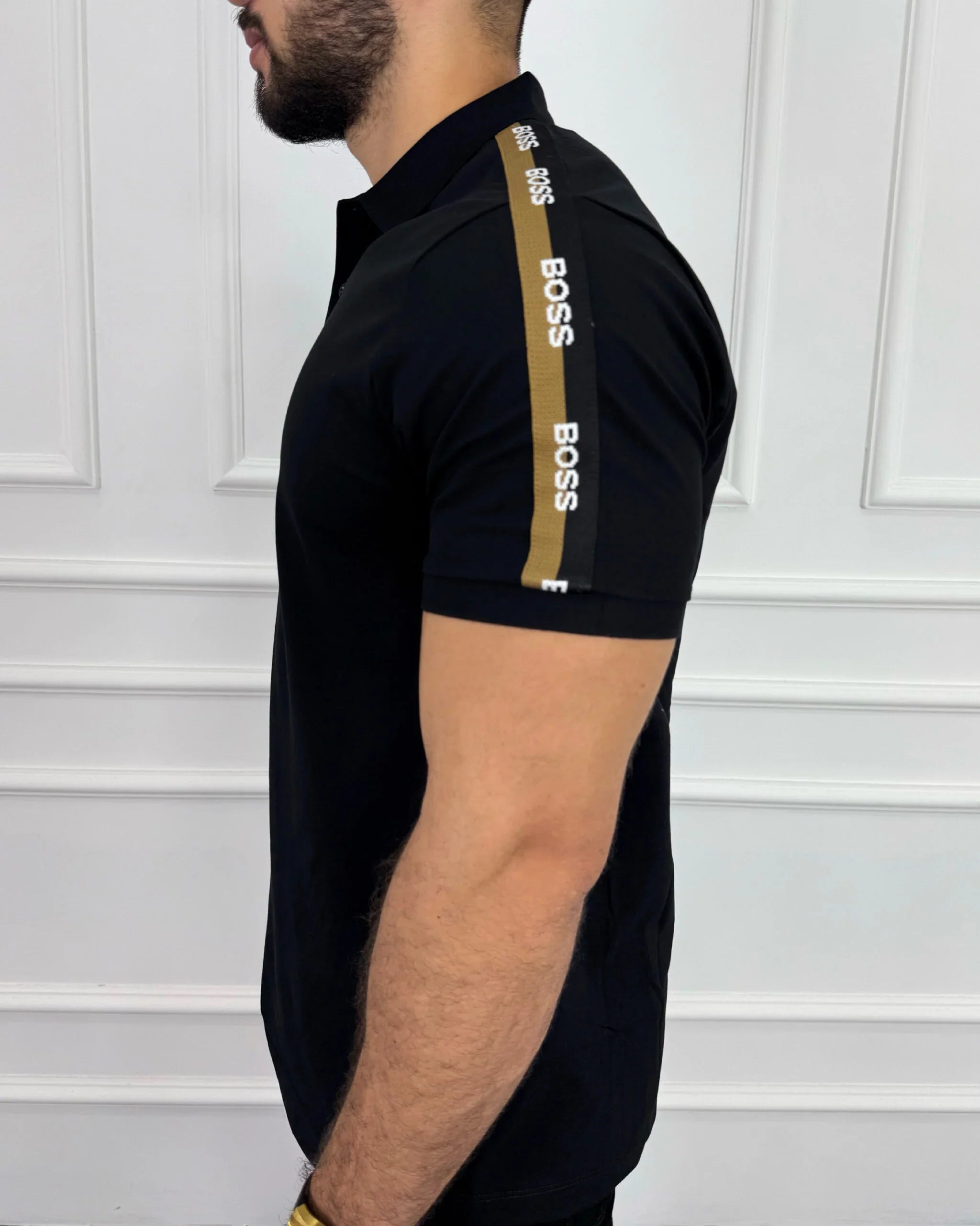 Camisa polo negra para hombre con detalles BOSS en manga, estilo moderno y corte ajustado