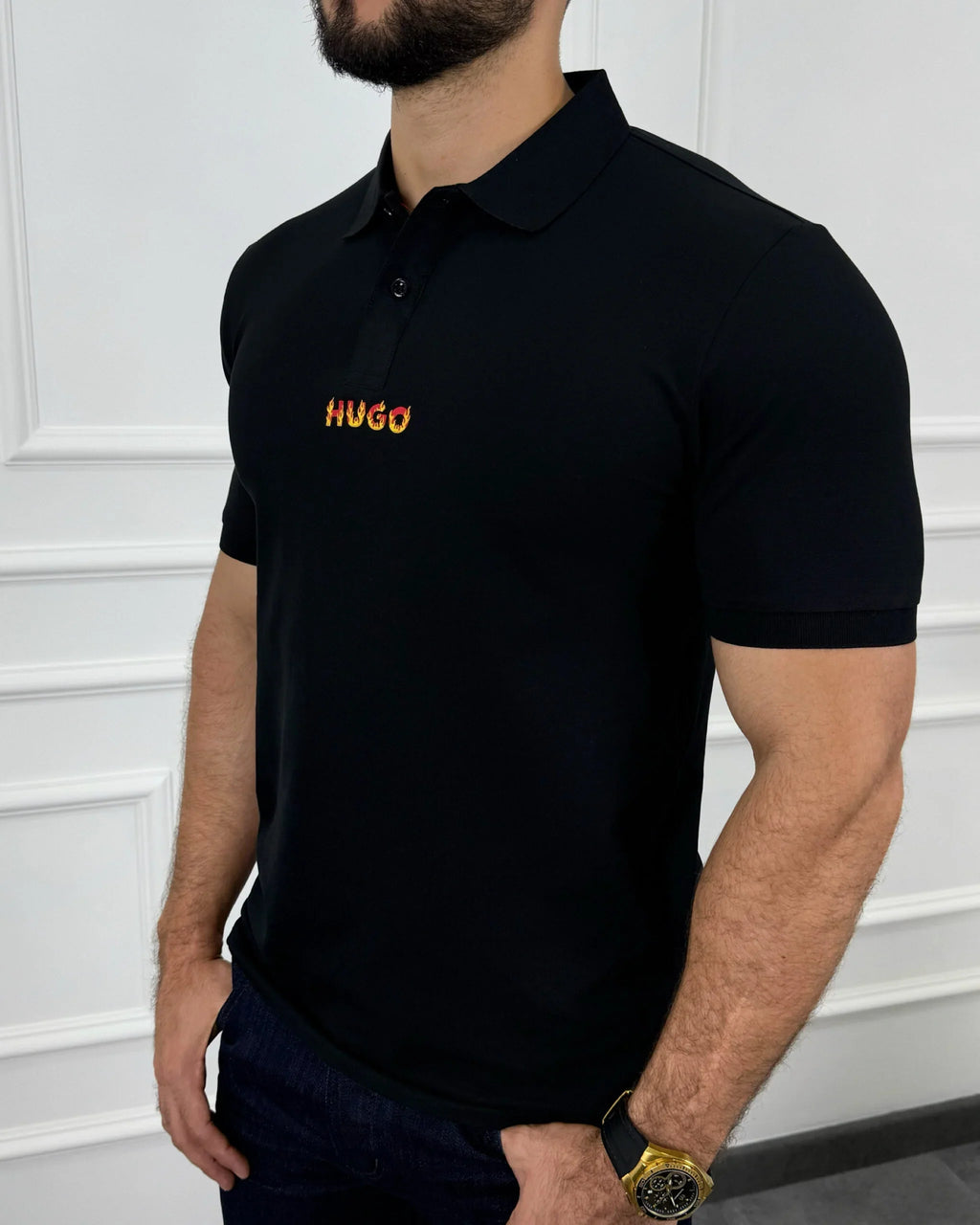 Camisa polo negra para hombre con logo HUGO en fuego, estilo moderno y calidad premium