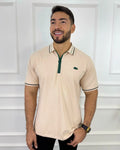 Camisa polo beige con cierre verde y logo de cocodrilo, estilo moderno para hombre