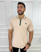 Camisa polo beige con cierre verde y logo de cocodrilo, estilo moderno para hombre