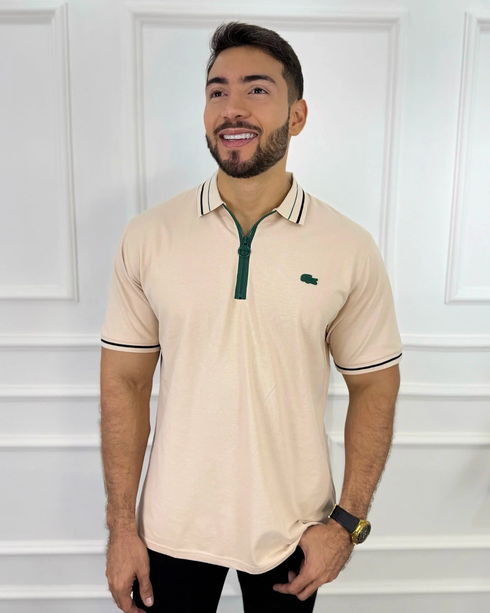 Camisa polo beige con cierre verde y logo de cocodrilo, estilo moderno para hombre