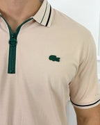 Camisa tipo polo beige con cierre verde y logo bordado, estilo moderno y calidad premium para hombre
