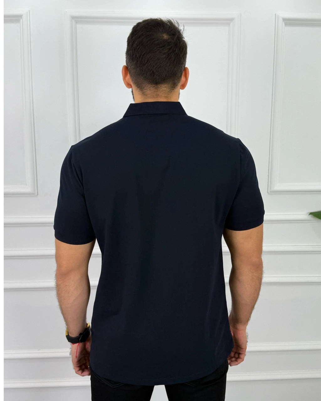 Camisa polo azul marino para hombre, corte moderno y tela de alta calidad, ideal para looks elegantes y casuales.