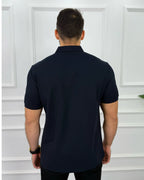 Camisa polo azul marino para hombre, corte moderno y tela de alta calidad, ideal para looks elegantes y casuales.