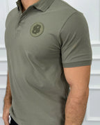 Camisa polo hombre verde oliva con logo bordado, corte moderno y tela premium para estilo casual elegante