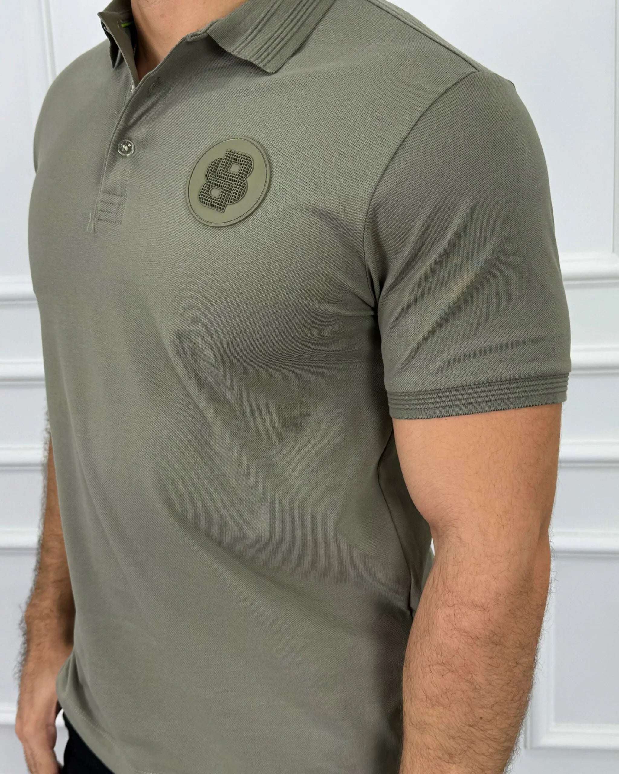 Camisa polo hombre verde oliva con logo bordado, corte moderno y tela premium para estilo casual elegante