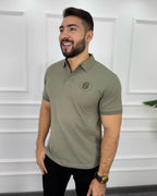 Camisa polo hombre verde oliva con logo, estilo moderno y corte ajustado para looks casuales elegantes