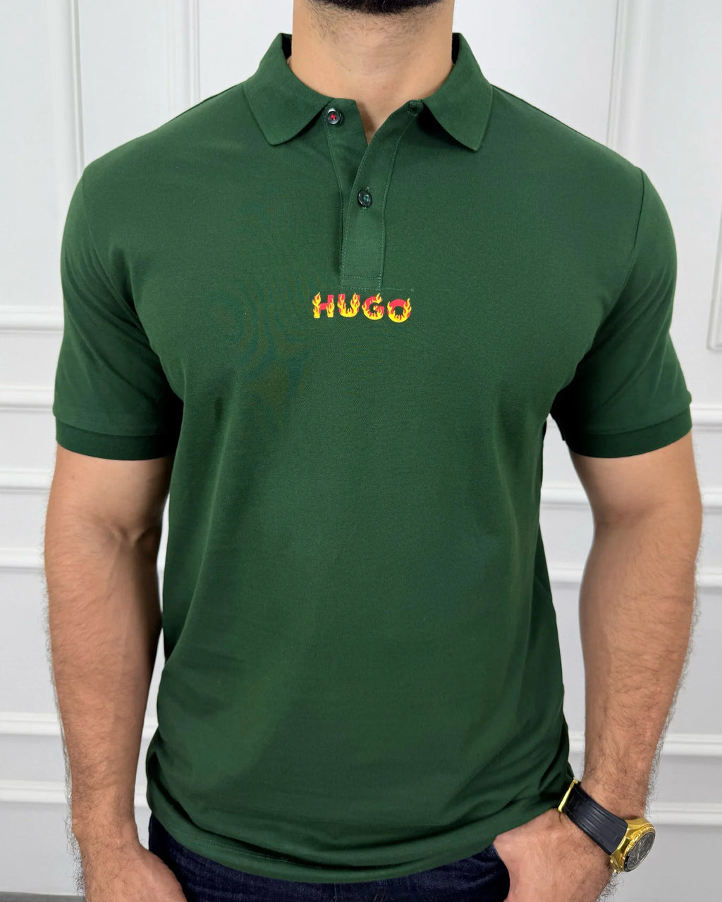 Camisa polo verde hombre con logo HUGO en llamas, estilo moderno y calidad premium