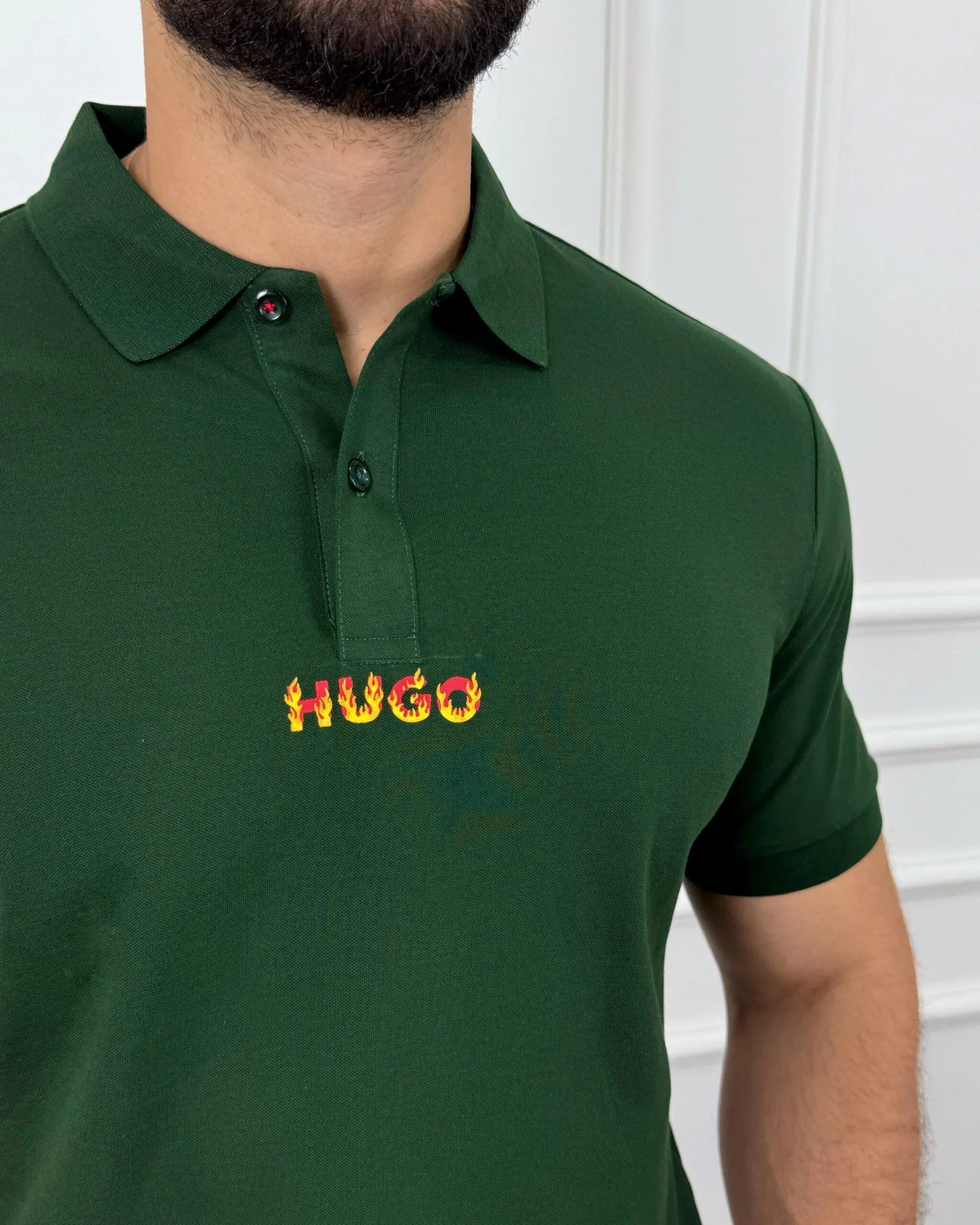 Camisa polo verde para hombre con logo HUGO en llamas, estilo moderno y calidad premium